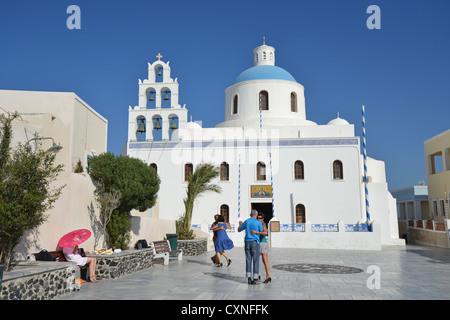 Paare tanzen auf kirchliche Terrasse, Oia, Santorini, Cyclades, Süd Ägäis, Griechenland Stockfoto