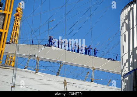 Bis auf die O2 ausgestattet mit Menschen in blauen Overalls gehen auf Dach der o2-Arena, manchmal auch als der Skywalk Stockfoto