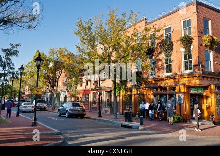 Ein angenehmer Tag in Fells Point, Baltimore, Maryland, findet Freunde trinken im Freien. Stockfoto