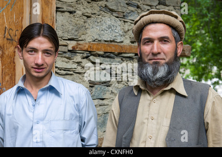 Moyhadin Khan, ein Muslim zu konvertieren, mit seinem ältesten Sohn, der noch ein Kalash, Dorf der Kalasha Grum, Rumbur Tal, Chitral, Khyber-Pakhtunkhwa, Pakistan Stockfoto