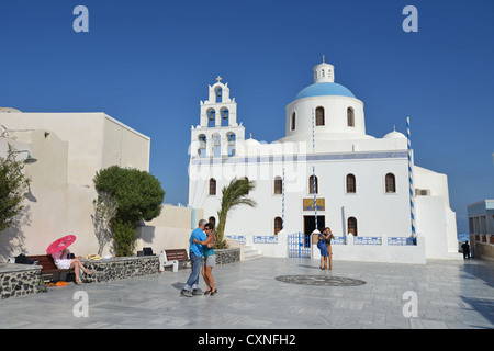 Paare tanzen auf kirchliche Terrasse, Oia, Santorini, Cyclades, Süd Ägäis, Griechenland Stockfoto