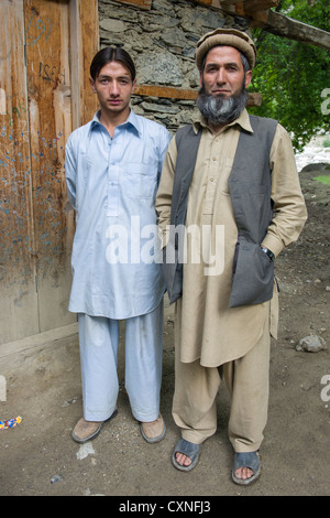 Moyhadin Khan, ein Muslim zu konvertieren, mit seinem ältesten Sohn, der noch ein Kalash, Dorf der Kalasha Grum, Rumbur Tal, Chitral, Khyber-Pakhtunkhwa, Pakistan Stockfoto