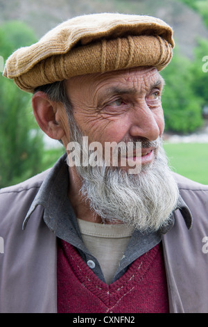 Muslimischen Mann mit einem traditionellen Chitral-Hut und einem weißen Bart, Rumbur Tal, Chitral, Khyber-Pakhtunkhwa, Pakistan Stockfoto