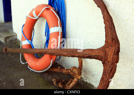 Rostiger Anker und Lifbuoy außerhalb Hafenbüro Meister in der schottischen Ayrshire Stadt von Girvan Stockfoto