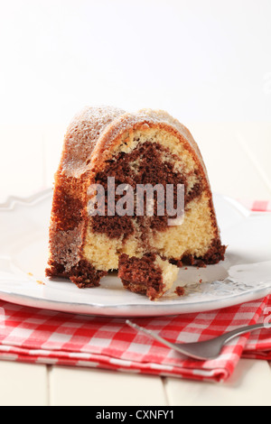 Marmor-Kuchen mit Puderzucker bestreut Stockfoto