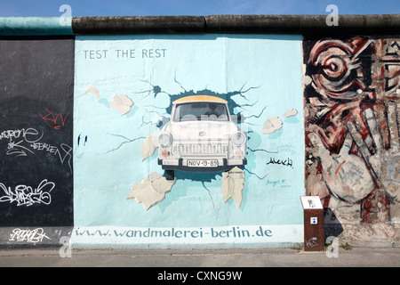 Trabant Auto in Graffiti in der East Side Gallery in Berlin Stockfoto