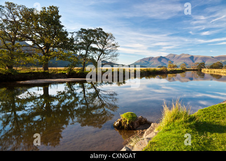 Das Derwent River in der Nähe von Grange in den Lake District, Cumbria, England, UK Stockfoto