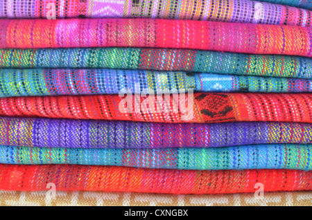 Peruanischen Textilien für den Verkauf auf einem Markt in den Colca Canyon, Arequipa, Peru Stockfoto