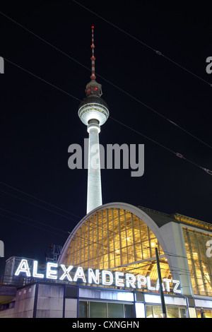 Fernsehturm am Alexanderplatz bei Nacht, Berlin, Deutschland Stockfoto