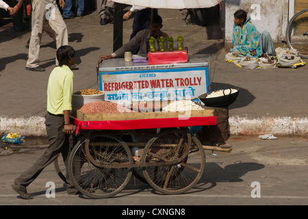 Mobile Küche Wagen Weitergabe einen gekühlte Wasser Wagen von Chandni Chowk, Alt-Delhi, Indien Stockfoto