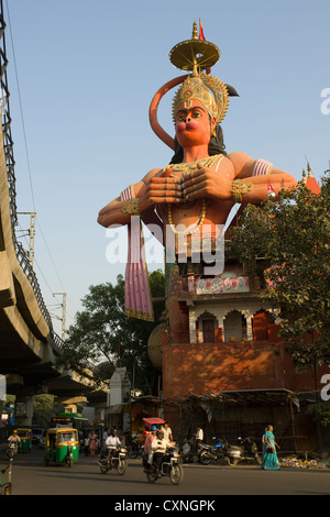 Riesige 108 Fuß hohe Statue von Lord Hanuman, Hanuman Mandir, Karol Bagh, Neu Delhi, Indien Stockfoto