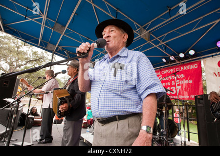 Texas-Style Conjunto Musikband spielt bei einem kirchlichen Festival in Austin, Texas Stockfoto