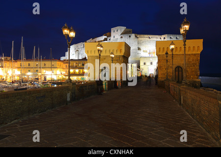 Italien, Kampanien, Neapel, Castel Dell'Ovo in der Nacht Stockfoto