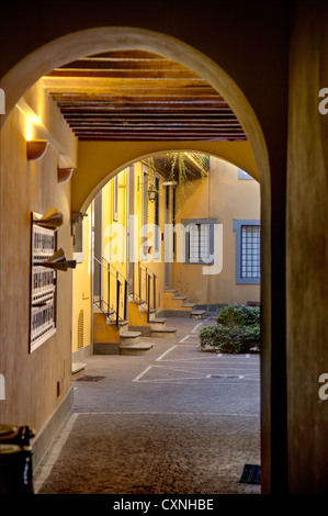Gewölbte Zugang zum Innenhof, Rom, Italien Stockfoto