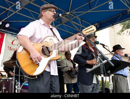 Texas-Style Conjunto Musikband spielt bei einem kirchlichen Festival in Austin, Texas Stockfoto