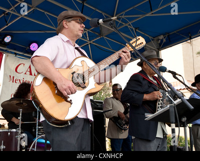 Texas-Style Conjunto Musikband spielt bei einem kirchlichen Festival in Austin, Texas Stockfoto