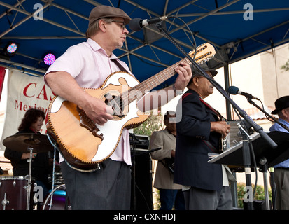 Texas-Style Conjunto Musikband spielt bei einem kirchlichen Festival in Austin, Texas Stockfoto