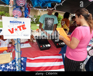 Wähler-Registrierung-stand bei einem Outdoor-Kirche-Festival in Austin, Texas umfasst elektronische Wahlmaschinen demonstration Stockfoto