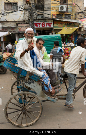 Lächelnde Alter Mann mit weißem Bart in einer Fahrradrikscha Khari Baoli unterwegs, (Markt Gewürzbasar aus Chandni Chowk), Alt-Delhi, Indien Stockfoto