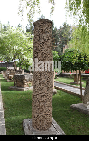 Geschnitzte römische Säule mit Weinrebenmotiv in den Gärten des alten Archäologischen Museums von Sanliurfa, Südosttürkei Stockfoto