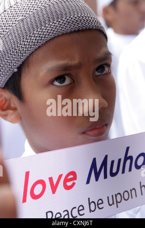 Muslimische Demonstranten angezeigten Banner bei einem Protest gegen die Anti-Islam-film Stockfoto