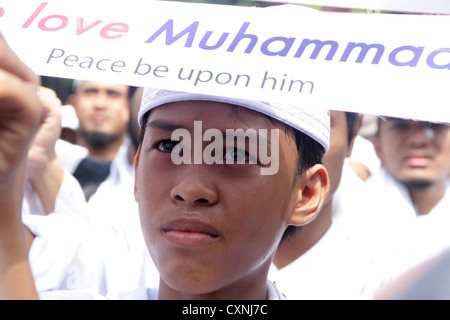 Muslimische Demonstranten angezeigten Banner bei einem Protest gegen die Anti-Islam-film Stockfoto