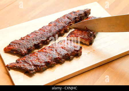 Barbecue Rippchen auf ein Schneidebrett Stockfoto