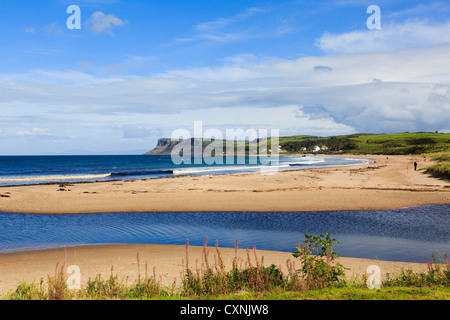 Blick über Bucht und sandigen Strand zu fairen Kopf oder Benmore Landzunge an der Nordostküste. Ballycastle Co Antrim Nordirland Vereinigtes Königreich Stockfoto