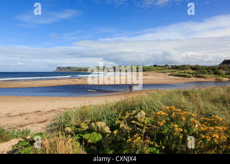 Blick über Bucht und sandigen Strand zu fairen Kopf oder Benmore Landzunge an der Nordostküste. Ballycastle Co Antrim Nordirland Vereinigtes Königreich Stockfoto