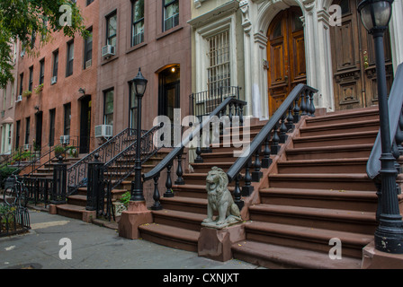 New York, NY, USA, historische Reihenhäuser, Brownstone-Häuser, Straßenszenen, in Chelsea Gegend, Front Steps, mit neuen yorkers Gebäuden Stockfoto