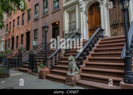 New York, NY, USA, historische Reihenhäuser, Brownstone-Häuser, Straßenszenen, in Chelsea in New York, Front Steps, mit neuen yorkers Gebäuden, Architekturtreppen, Anwesen Stockfoto