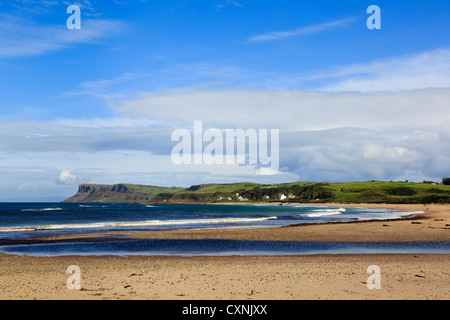 Blick über die Bucht und den Sandstrand zu fairen Kopf oder Benmore Landspitze auf der Nordostküste. Armagh County Antrim Nordirland UK Stockfoto