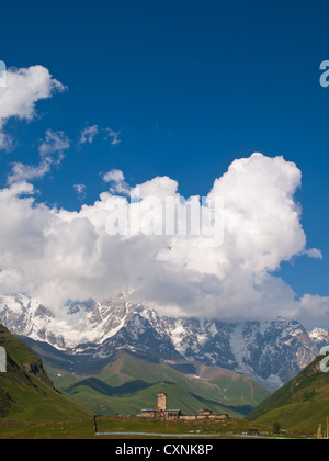 Ushguli-Kirche der Jungfrau Maria mit Mount Schchara im Hintergrund Stockfoto