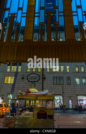 New York, Straßenszenen, Einkaufen, Fifth Avenue, 59. Straßen, Dämmerung, Manhattan, Bergdorf Goodman Ladenfront Stockfoto