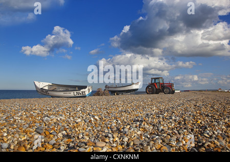 Krabben-Boote auf der Kiesstrand am Cley North Norfolk Teil einer National Nature Reserve hochgezogen Stockfoto