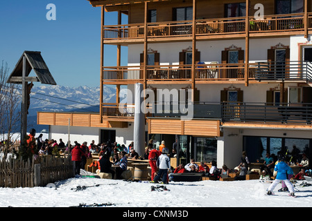 Skifahrer, Snowboarder und Wanderer auf den Berg Hotel Goldknopf Alpe Di Seis Seiseralm Val Gardena Dolomiten Italien Stockfoto