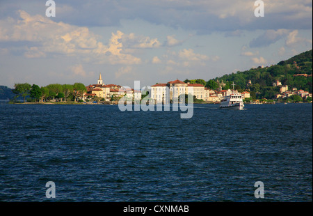 Blick auf die Isola Bella am Lago Maggiore mit der Fähre Stockfoto