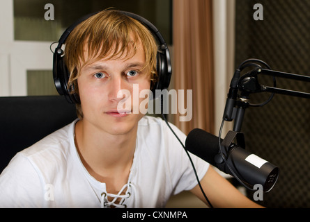 Porträt von männlichen dj arbeiten vor einem Mikrofon im radio Stockfoto