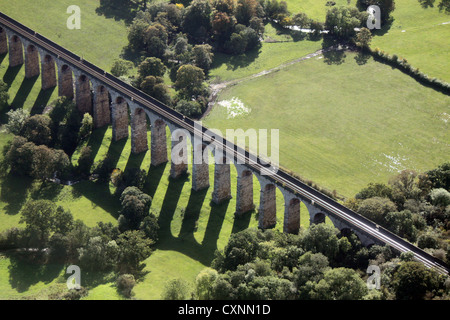 Luftaufnahme von einem Eisenbahnviadukt in Lancashire Stockfoto