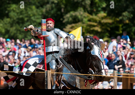 Ritter auf einem Pferd Ritter Rüstung tragen, in Maryland Renaissance Festival / Messe in Annapolis, Maryland Stockfoto