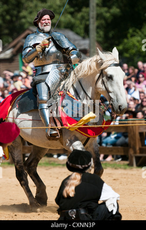 Ritter auf einem Pferd auf dem Maryland Renaissance Festival / Messe in Annapolis, Maryland Stockfoto