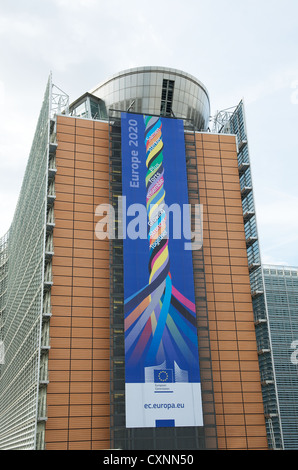 Die Banner hängen das Berlaymont-Gebäude in Brüssel, Belgien. Dieses Gebäude ist der Hauptsitz der Europäischen Kommission. Th Stockfoto