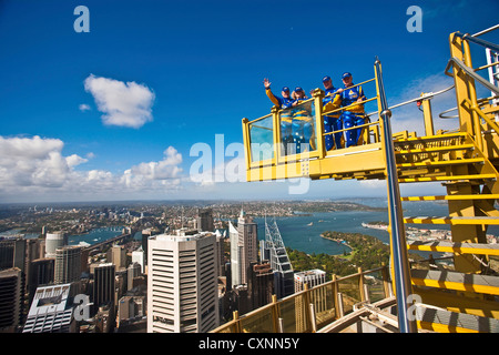 Australien, Sydney, New South Wales, Touristen Stand auf einer Plattform außerhalb der Sydney Tower auf dem Skywalk Stockfoto