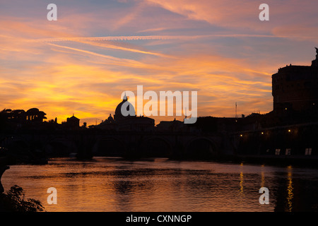 Sonnenuntergang hinter der Basilika Sankt Peter im Vatikan in Rom Stockfoto