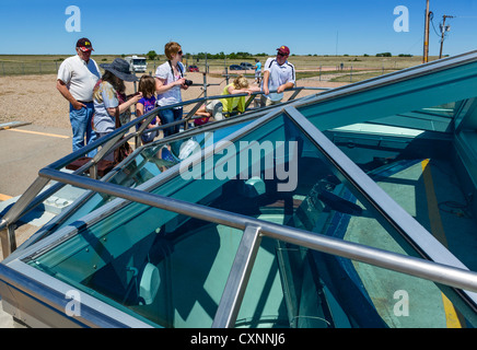 Touristen auf den Minuteman II ICBM Raketensilo in den Minuteman Rakete National Historic Site, in der Nähe von Wand, South Dakota, USA Stockfoto