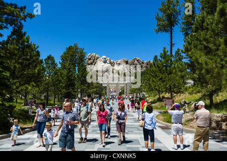 Touristen auf dem Mount Rushmore National Memorial auf dem Weg auf die Bildfläche, Black Hills, South Dakota, USA Stockfoto