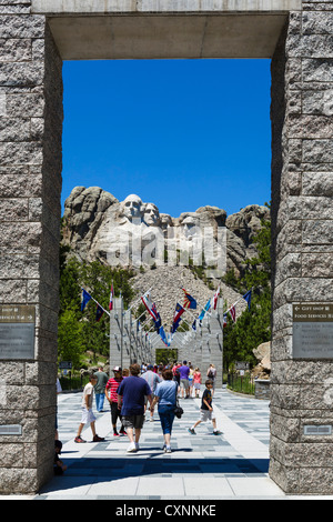 Touristen am Mount Rushmore National Memorial mit Allee der Zustandsflags führt zu die Bildfläche, Black Hills, South Dakota, USA Stockfoto