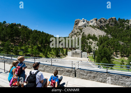 Familie auf der großen Terrasse am Mount Rushmore National Memorial, Black Hills, South Dakota, USA Stockfoto