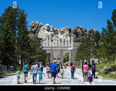 Touristen am Mount Rushmore National Memorial auf dem Weg zum Grand View Terrace Anzeigebereich, Black Hills, South Dakota, USA Stockfoto