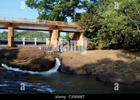 Straßenbrücke über Karamana Fluss und fernen Blick des Aruvikkara Dam und Hochwasserentlastung in Kerala, Indien Stockfoto